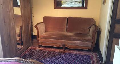 Magical Tower Views, Garden Patio, Steps to Historical Village Centre, Kids OK