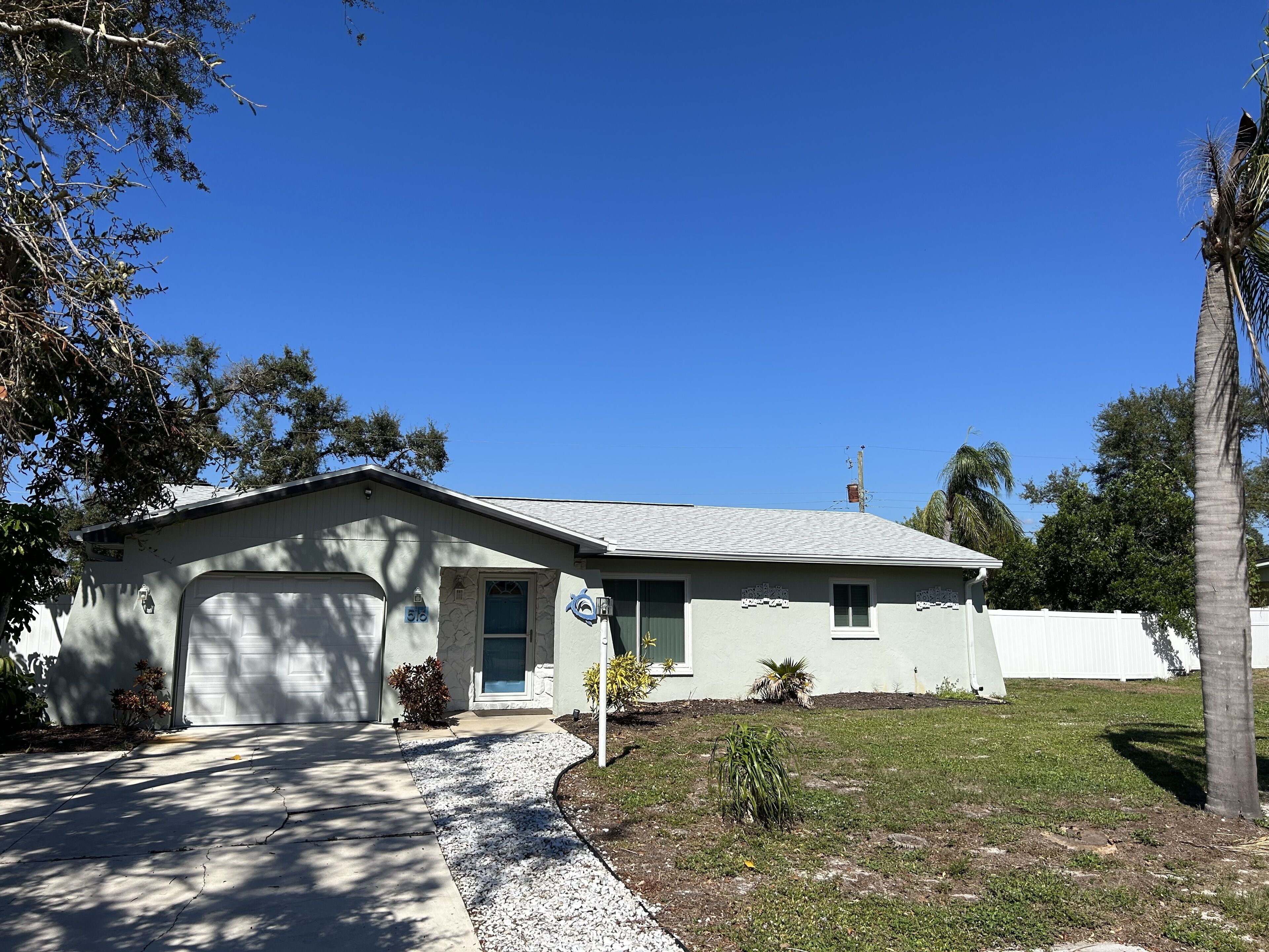 Cozy Newly Remodeled, New Furnishings ,With Pool, Pet Friendly