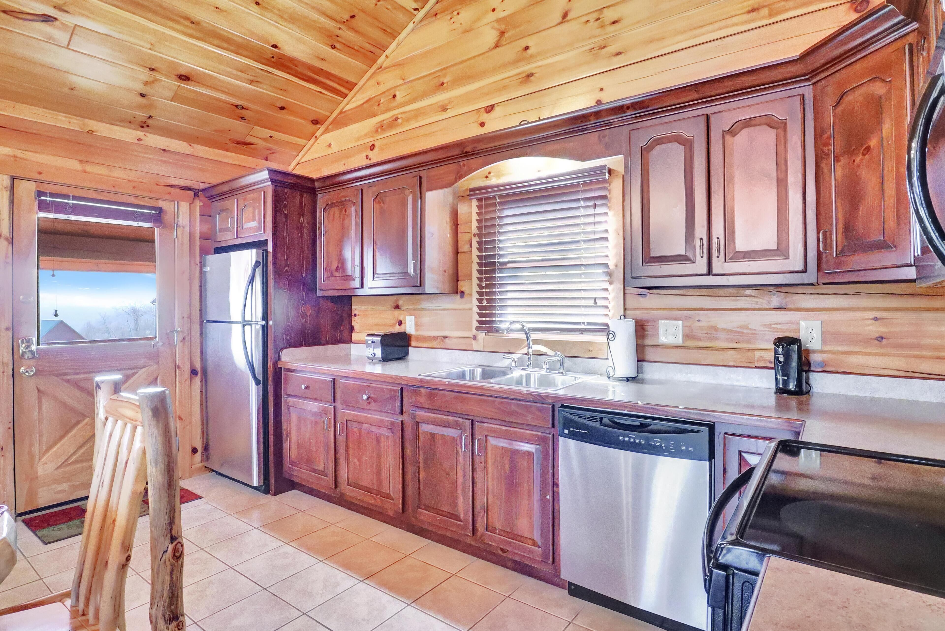 Hugs and Kisses - Pet Friendly!| Brand New Hot Tub!| Walk to Resort Playground!