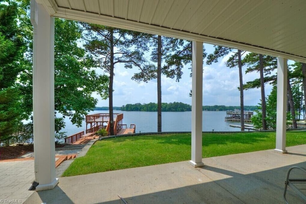 Lakefront Home with Private Pier, Boat Parking, Arcade, Xbox, Kayak & Fire Pit ⛵