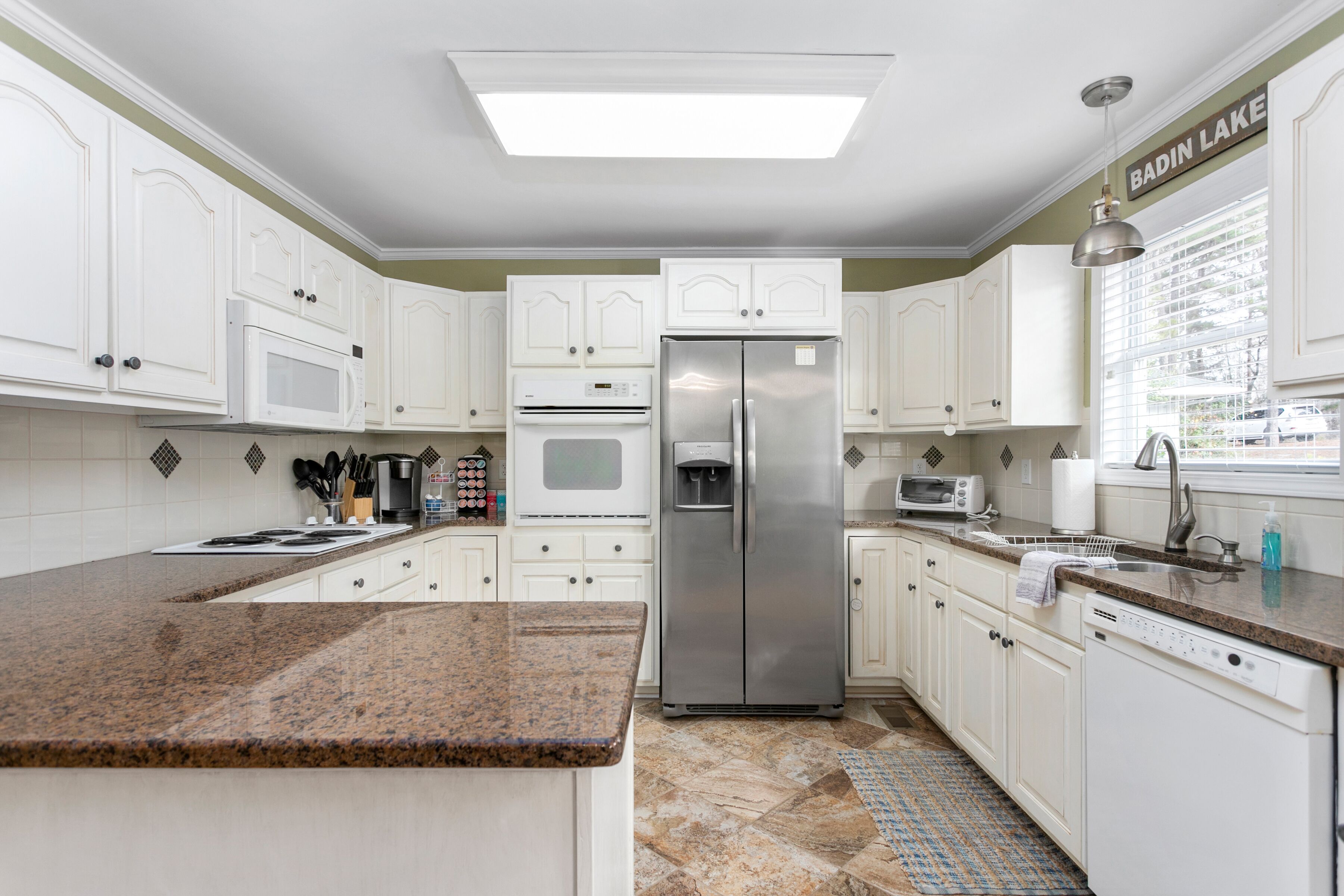 Lakefront Home with Private Pier, Boat Parking, Arcade, Xbox, Kayak & Fire Pit ⛵