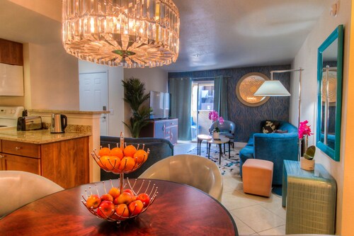  Modern condo overlooking the Strip 3