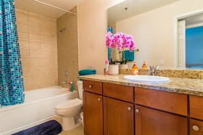 وحدات دش مع أحواض استحمام، مجففات شعر، مناشف، شامبو