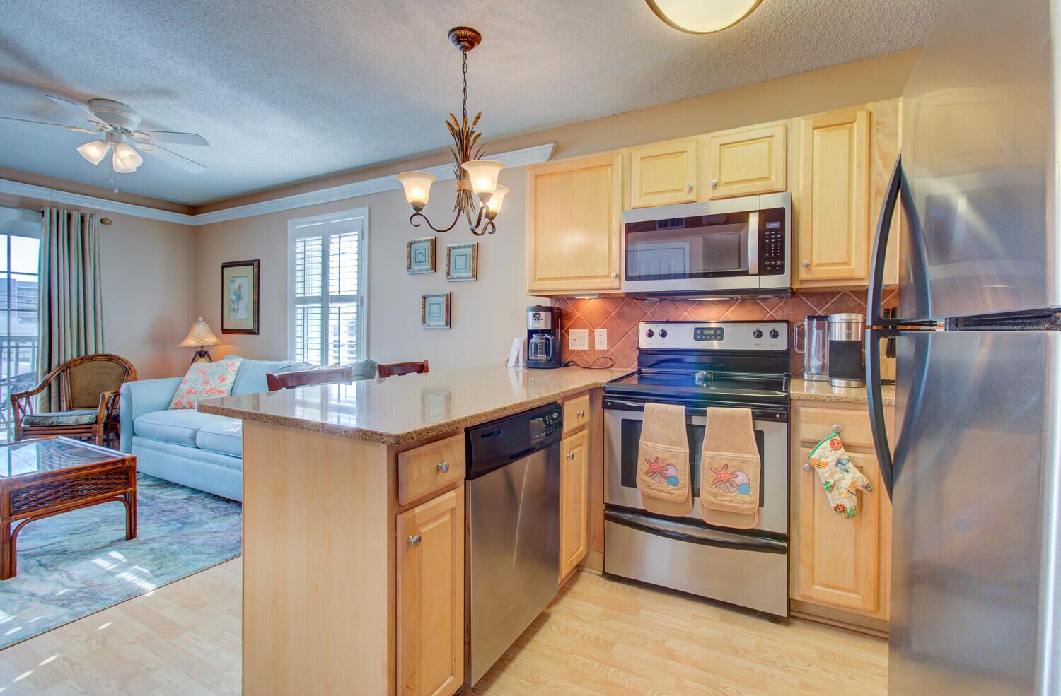 DV101: Driftwood Villa 101: Seasonal pool, parking, laundry