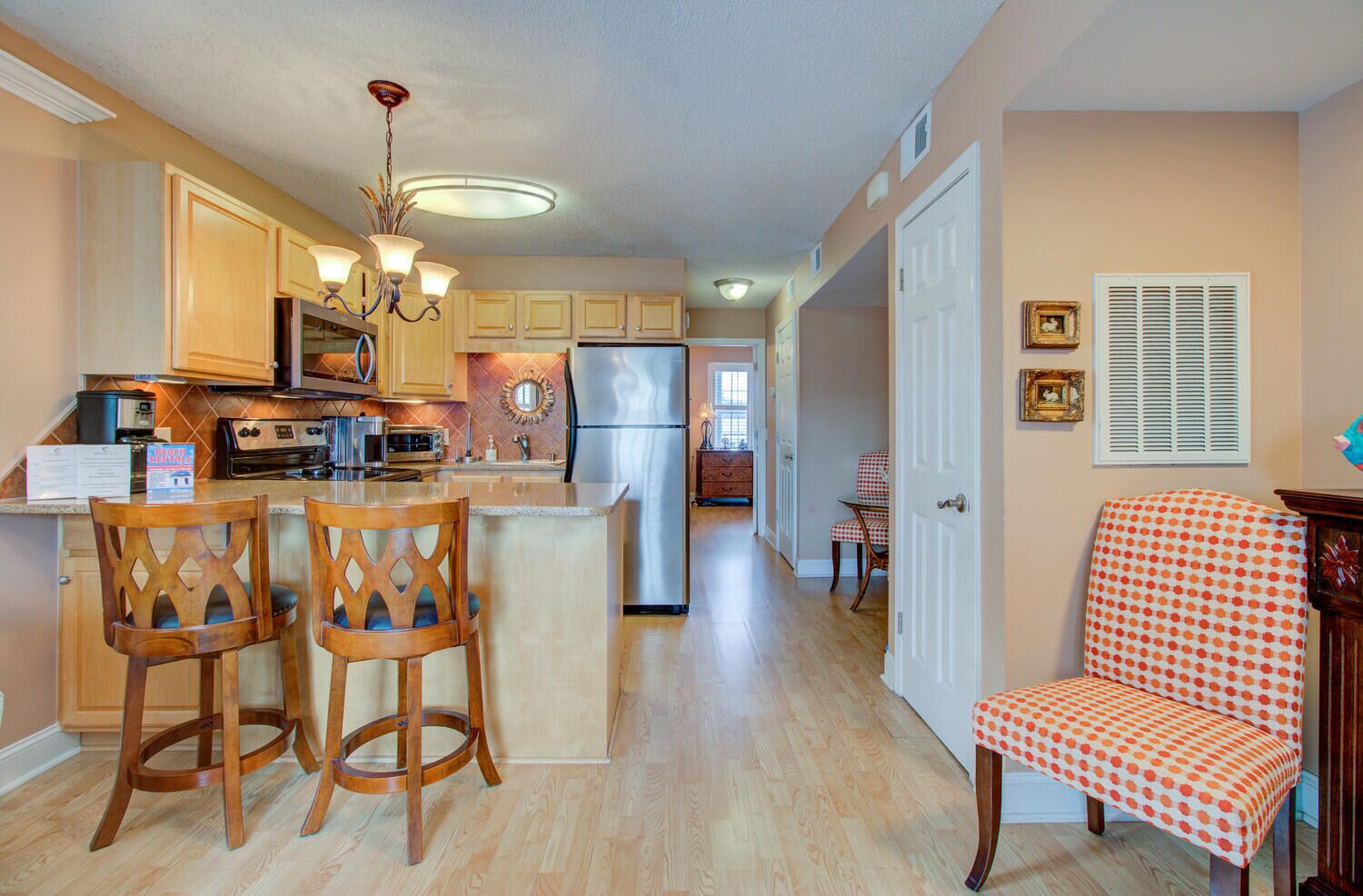 DV101: Driftwood Villa 101: Seasonal pool, parking, laundry