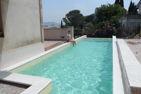 Una piscina al aire libre