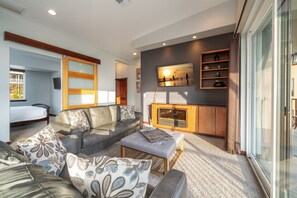 Smart TV, fireplace, DVD player