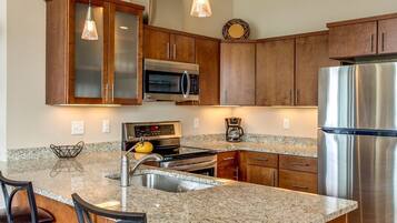 Réfrigérateur, micro-ondes, four, plaque de cuisson