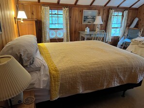 3 bedrooms, desk, iron/ironing board, travel crib