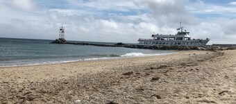 Family & dog friendly; walk to beach, cliff, town, ferries, all bedrooms w/AC