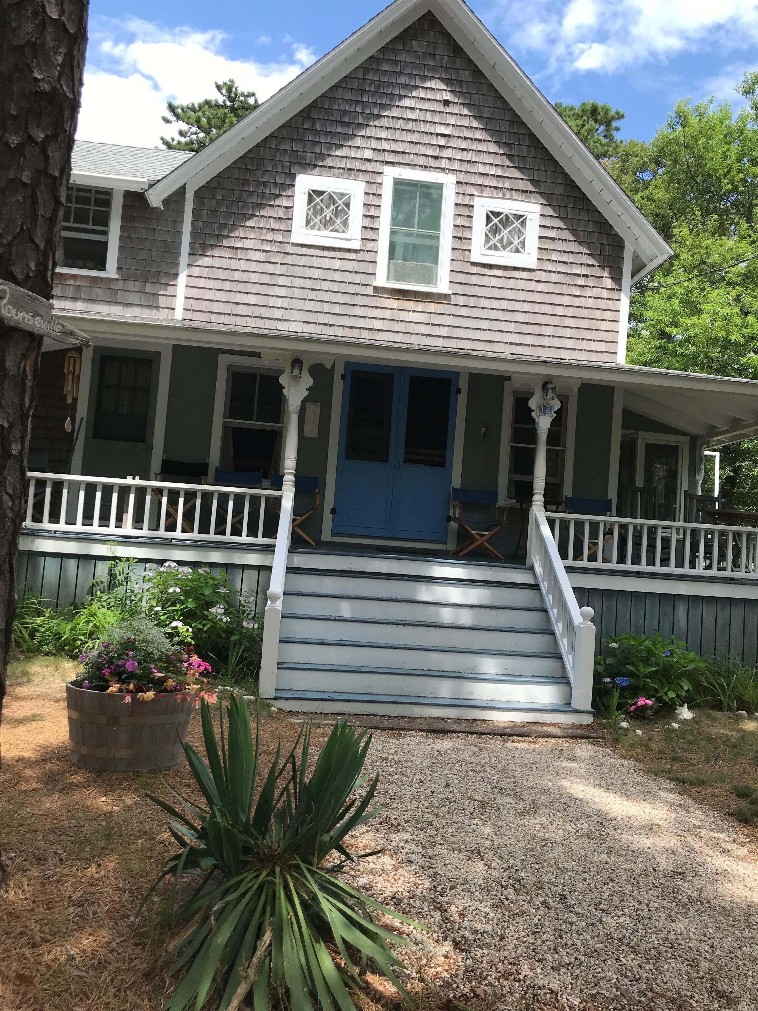 Family & dog friendly; walk to beach, cliff, town, ferries, all bedrooms w/AC