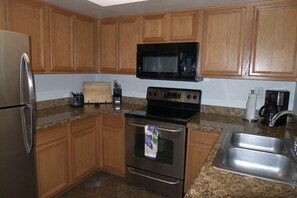 Kjøleskap, mikrobølgeovn, ovn og kokeplater