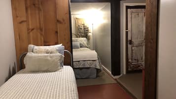 2 Schlafzimmer, Schreibtisch, Bügeleisen/Bügelbrett, Reisekinderbett