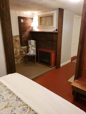 2 habitaciones, escritorio y tabla de planchar con plancha