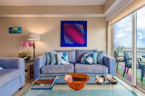 Flat-screen TV, table football, printers - RELAXING and classic best BEACHFRONT condo. (Noord)