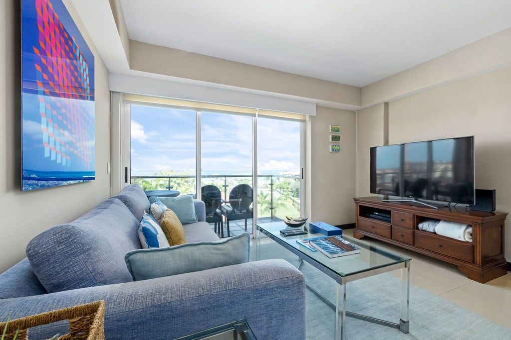 Televisión de pantalla plana, futbolito y impresora 