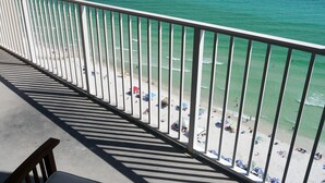 Un balcón con vista a una playa y al océano.