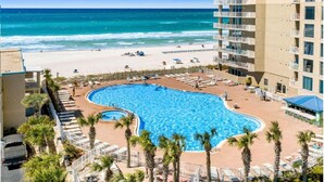 Un hotel con piscina, playa y vista al océano.
