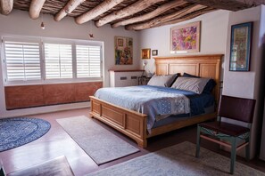 2 bedrooms, desk, iron/ironing board, free WiFi - Casita Azul, Mesilla Plaza Only Steps Away (Mesilla)