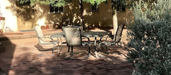 Casita Azul, Mesilla Plaza Only Steps Away