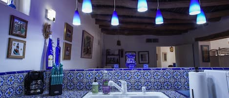 Combinazione doccia/vasca, asciugacapelli, asciugamani, sapone