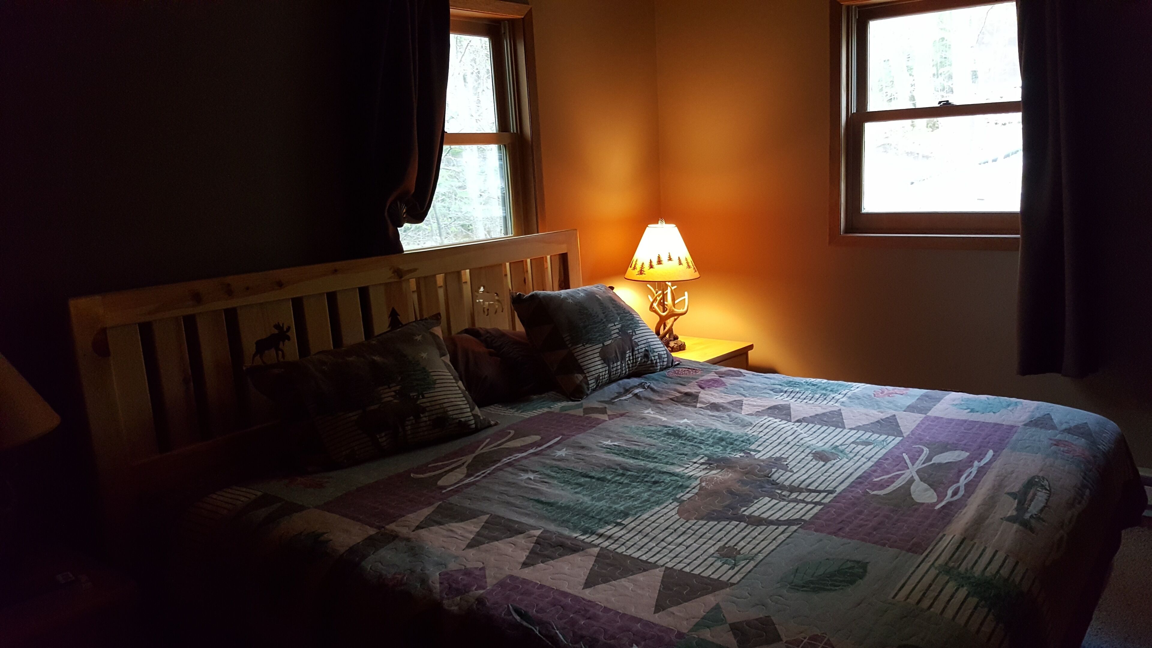 Beautiful cabin nestled in the Woods. Privacy and lakeshore!