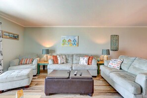 TV, DVD player - ⛱️Reefs IV C3: Oceanfront Deck, Seasonal Pool⛱️ (Carolina Beach)
