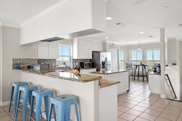 Jääkaappi, mikroaaltouuni, uuni, liesi