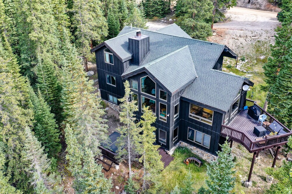 New Starlink Internet! Large Home w/ Incredible Views, Hot Tub, Close to Breck - Chalet L'Etoile