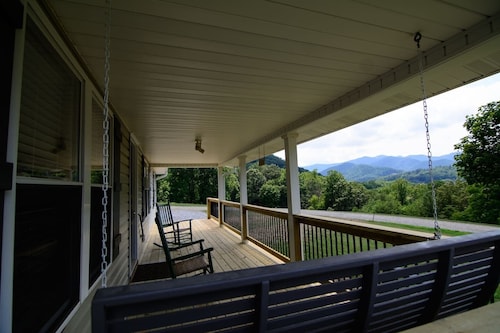 Panoramic Mountain Views - The Farmhouse at CreekStone