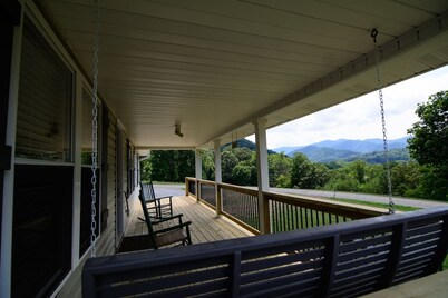 Panoramic Mountain Views - The Farmhouse at CreekStone