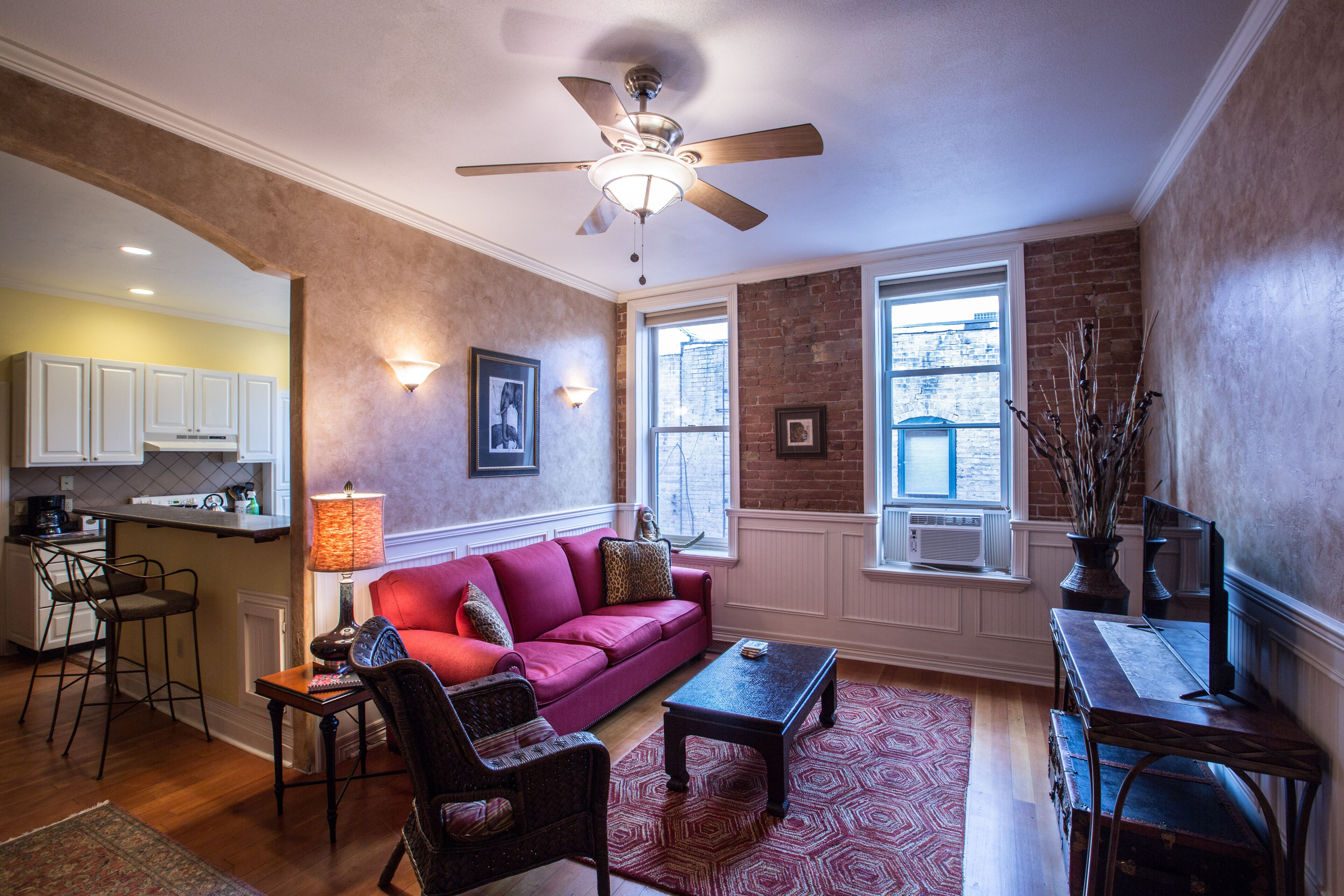 Downtown Unit Sleeps 4 Private, Roomy, walking distance to everything, dogs ok