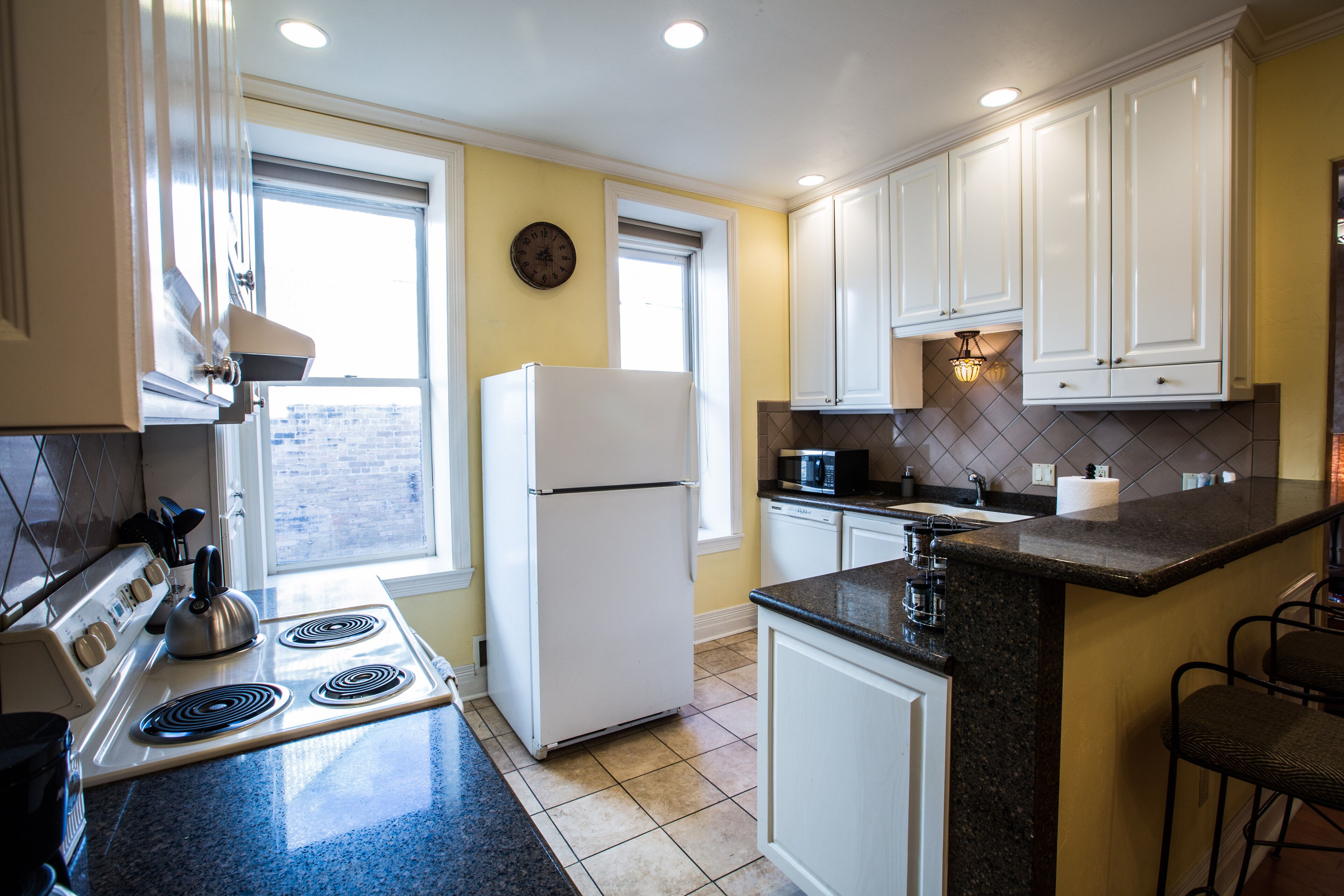 Downtown Unit Sleeps 4 Private, Roomy, walking distance to everything, dogs ok