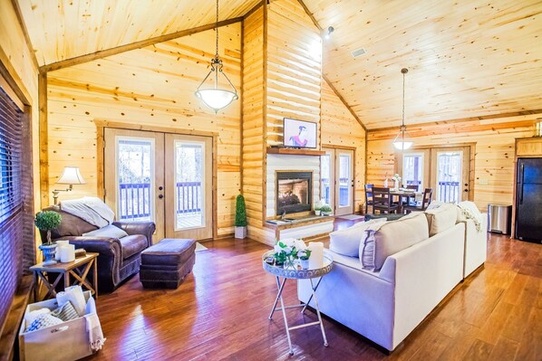 Smart-TV, Kamin, DVD-Player