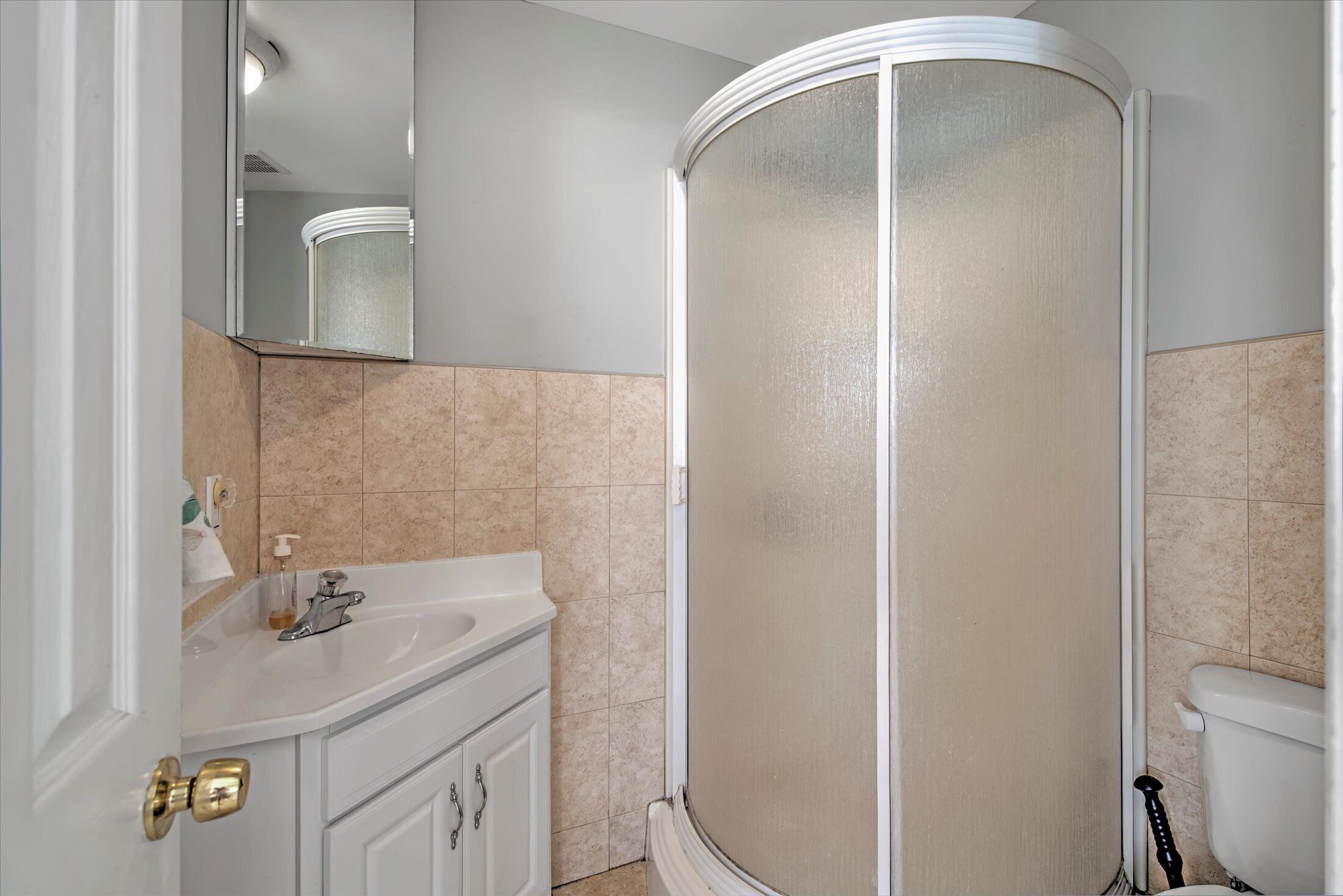 ***1 BLOCK FROM BEAUTIFUL SEASIDE PARK BEACH!! 1BR w/ Queen Bed!***