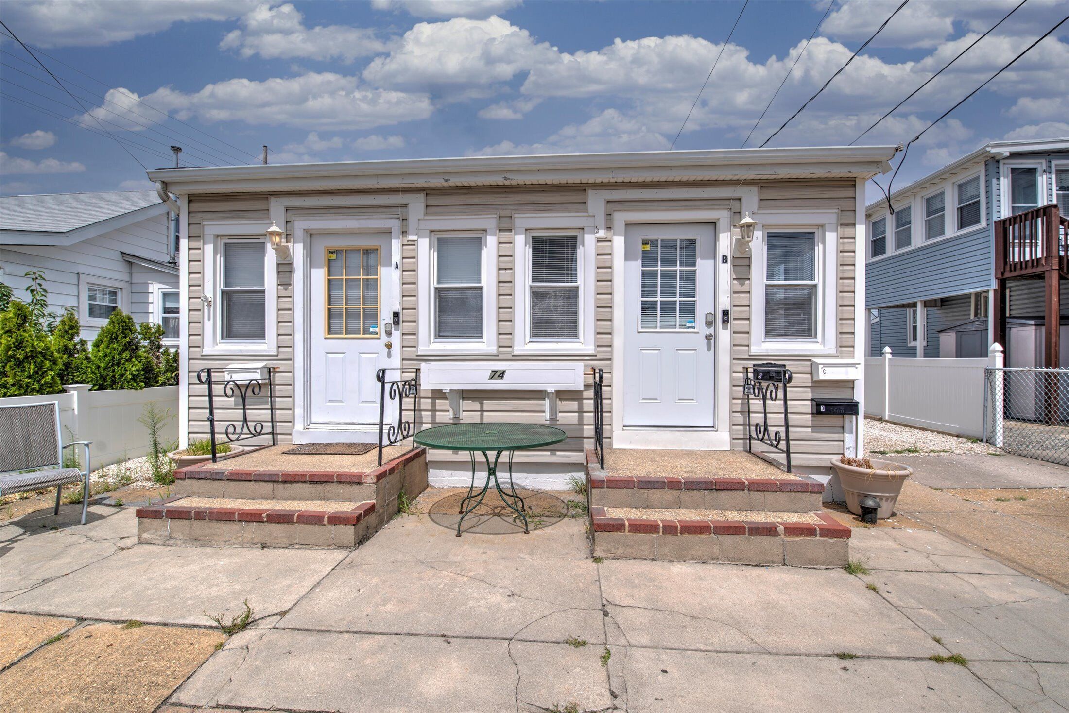 ***1 BLOCK FROM BEAUTIFUL SEASIDE PARK BEACH!! 1BR w/ Queen Bed!***