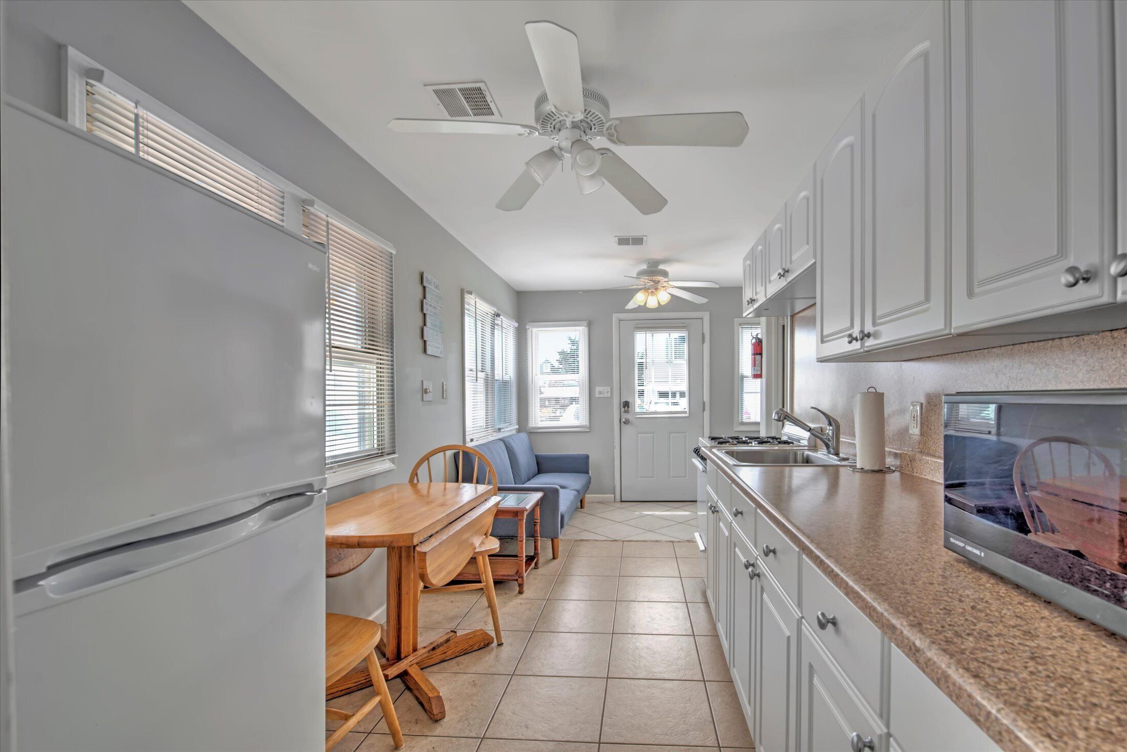 ***1 BLOCK FROM BEAUTIFUL SEASIDE PARK BEACH!! 1BR w/ Queen Bed!***