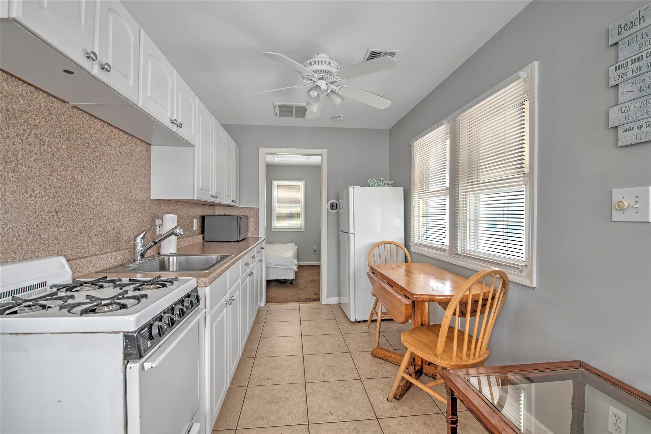 ***1 BLOCK FROM BEAUTIFUL SEASIDE PARK BEACH!! 1BR w/ Queen Bed!***