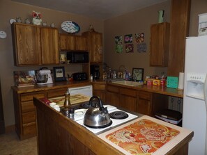 Kylskåp, mikrovågsugn, ugn och spishäll