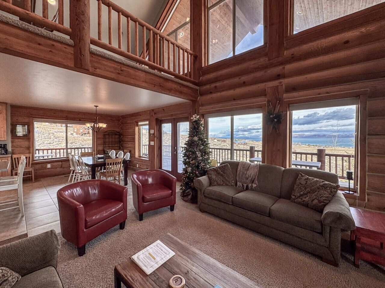 Televisor, llar de foc, reproductor de DVD i taula de tennis de taula 