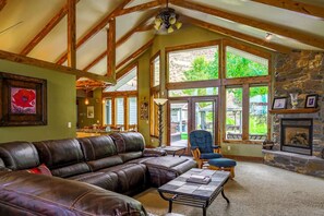 Smart TV, fireplace, video games, DVD player - Wunder House, Sleeps 14! (Baker City)