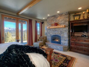 3 habitaciones, tabla de planchar con plancha, internet y ropa de cama 