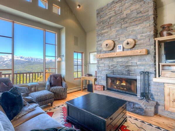 Televisión, chimenea, videojuegos y estéreo 