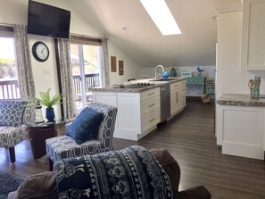 Fernseher, DVD-Player, Bücher, Videothek