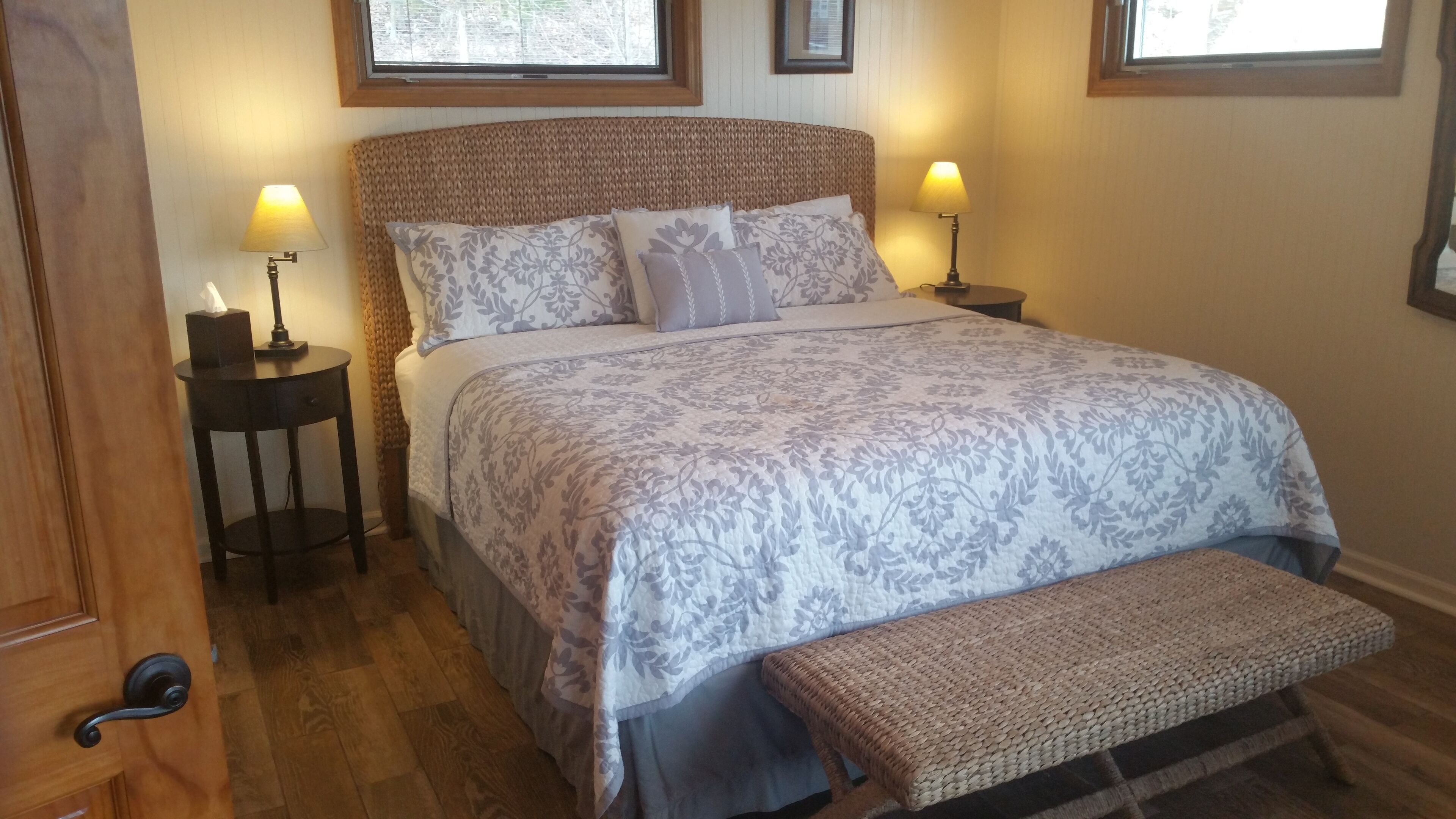 Crappie Cottage on the Waterfront in Quiet Cove provides Flexible Family Retreat