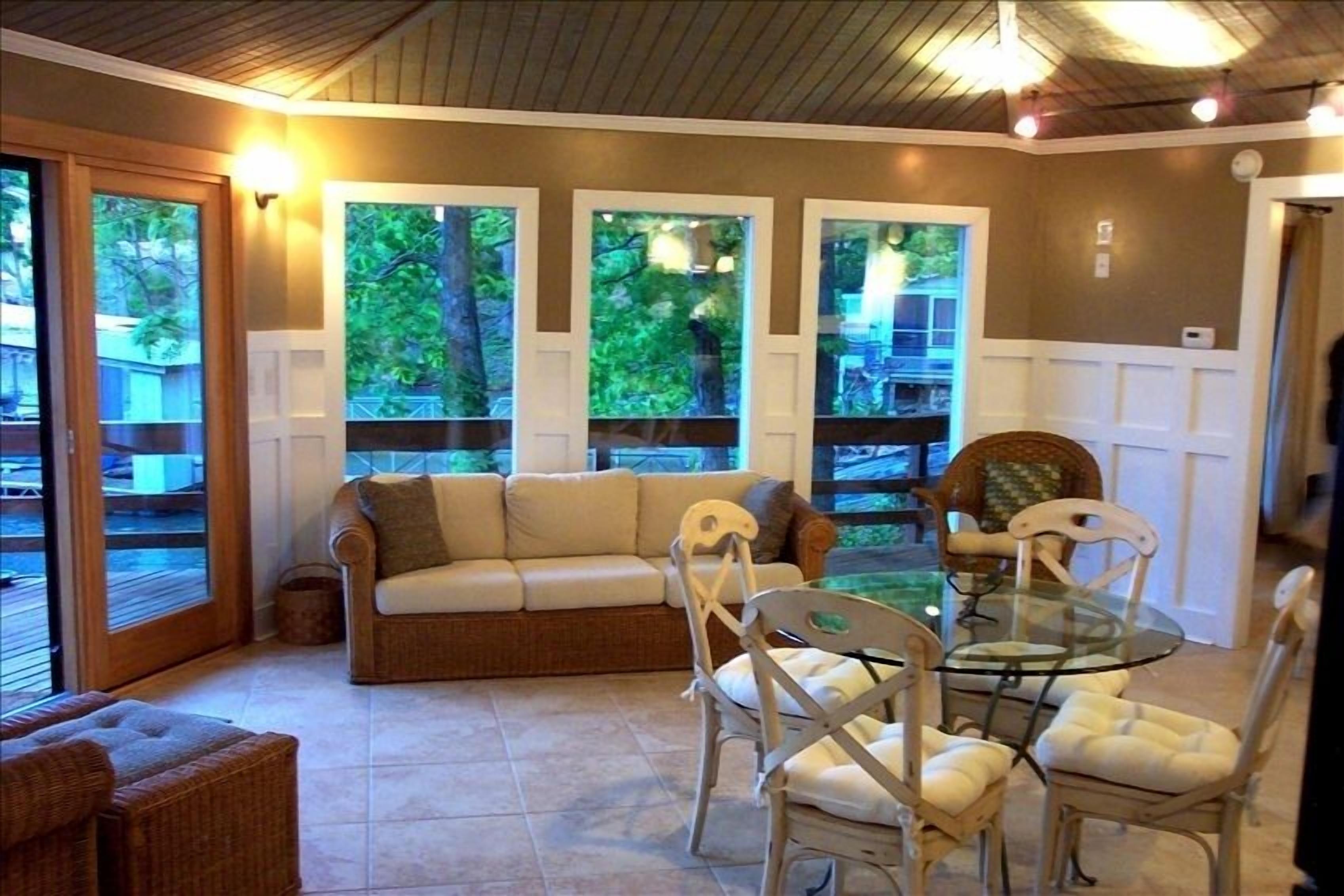 Crappie Cottage on the Waterfront in Quiet Cove provides Flexible Family Retreat