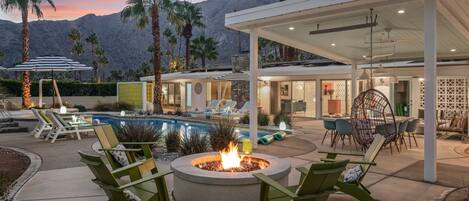 Et oppvarmet basseng og et basseng med foss