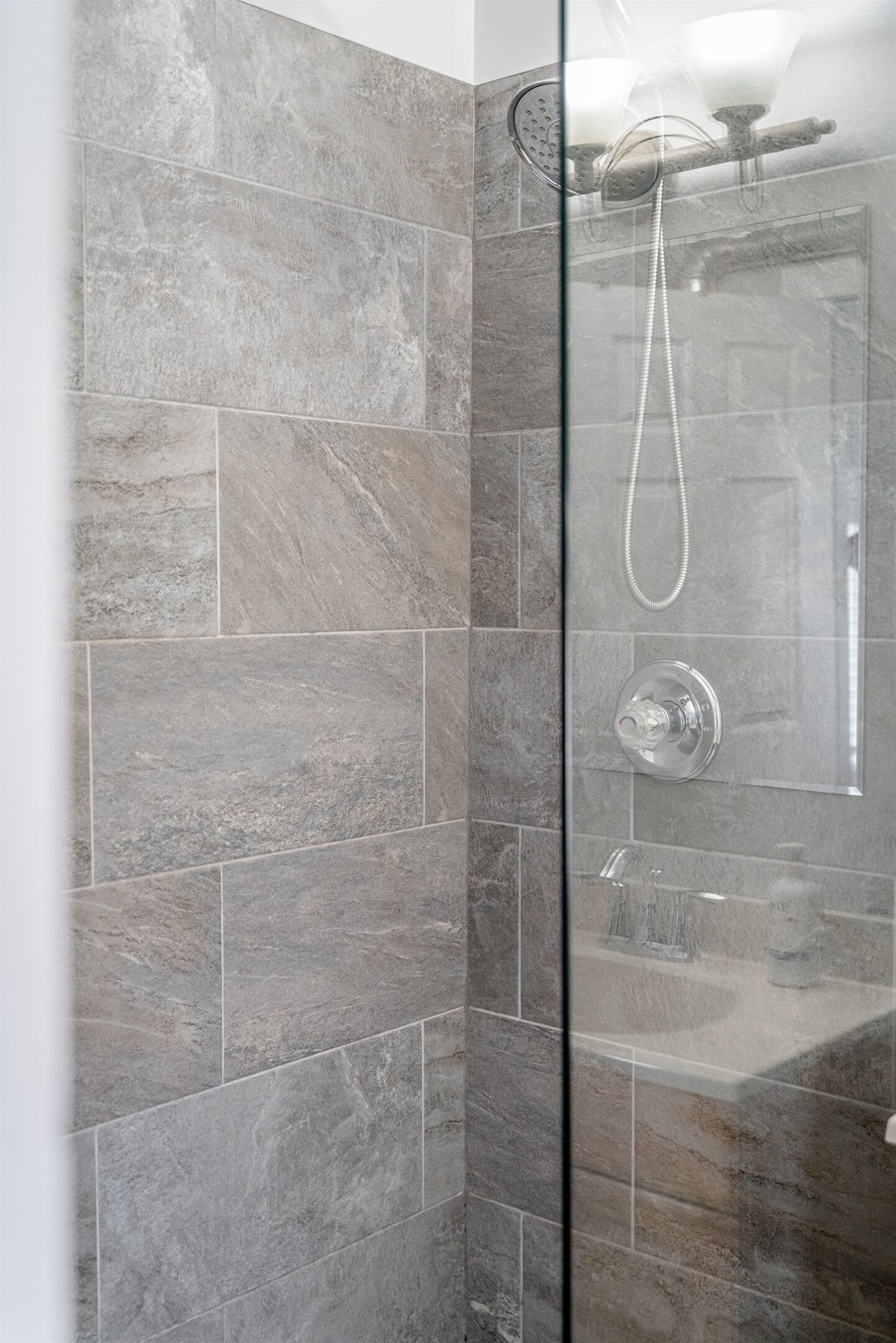 Douche, sèche-cheveux, serviettes fournies