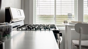 Kaffetrakter/tekoker, kjøleskap, mikrobølgeovn og ovn