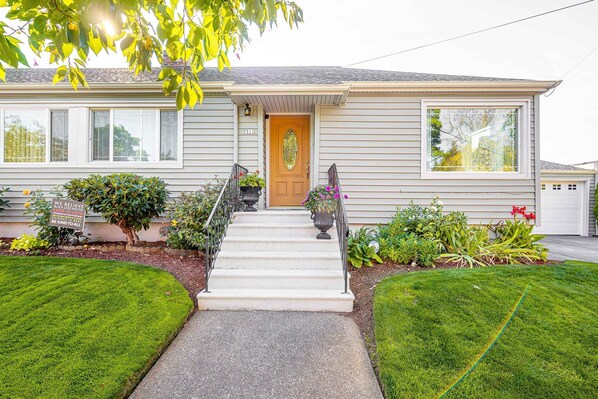 Exterior detail - CENTRAL LOCATION, DUPLEX CLOSE TO ALBERTA ART DISTRICT!! (Portland)